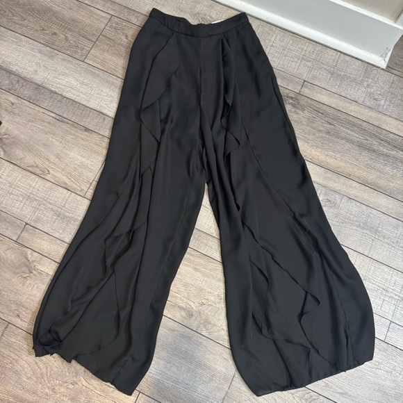 White Closet Pants - White Closet Black Wide Leg Split Leg Pants - XS